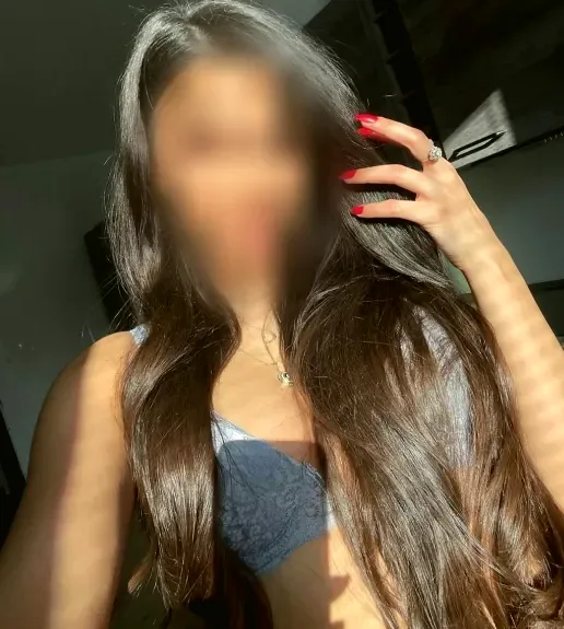 Isabella, 32