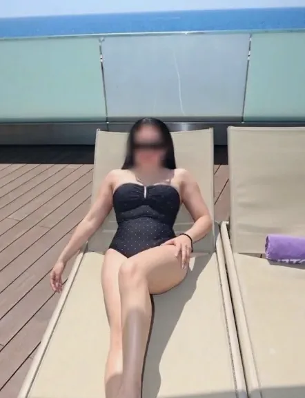 Julie, 26