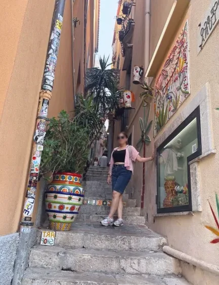 Rosa, 35